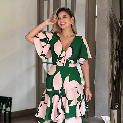 Casual jurk met V-hals, knopen en elegante gelaagde rok